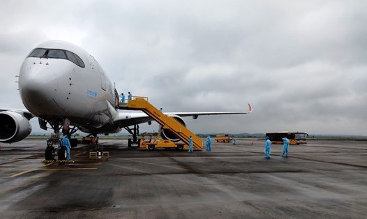 Máy bay của hãng hàng không Asiana Airlines xuất phát từ Incheon chở 308 kỹ sư Hàn Quốc hạ cánh xuống sân bay Vân Đồn. Ảnh: Sân bay Vân Đồn cung cấp