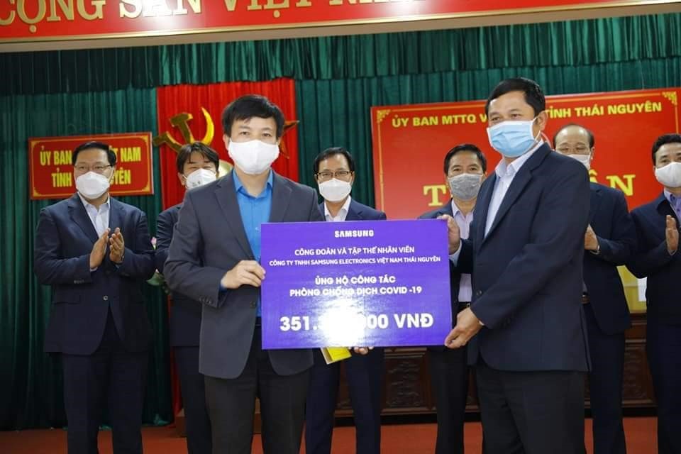 Công đoàn Công ty TNHH Sam Sung điện tử Việt Nam Thái Nguyên (bên trái) trao ủng hộ phòng chống COVID-19 tới Uỷ ban Mặt trận tổ quốc tỉnh Thái Nguyên. Ảnh: Quỳnh Oanh
