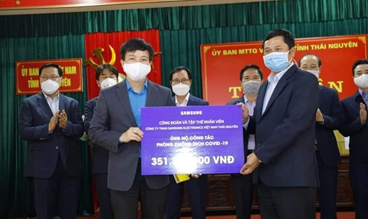 Công đoàn Công ty TNHH Sam Sung điện tử Việt Nam Thái Nguyên (bên trái) trao ủng hộ phòng chống COVID-19 tới Uỷ ban Mặt trận tổ quốc tỉnh Thái Nguyên. Ảnh: Quỳnh Oanh