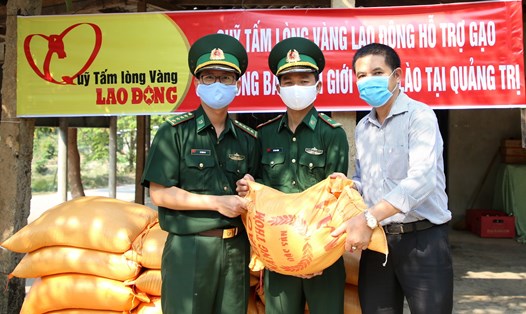 Quỹ TLV Lao Động trao gạo hỗ trợ cho người dân có hoàn cảnh khó khăn thông qua Đồn Biên phòng Ba Nang. Ảnh: Hưng Thơ.