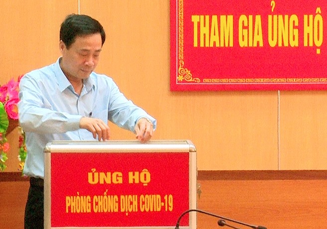 Công đoàn cơ quan Dân đảng huyện ủng hộ quỹ phòng chống dịch. Ảnh: Lại Thị Lý.