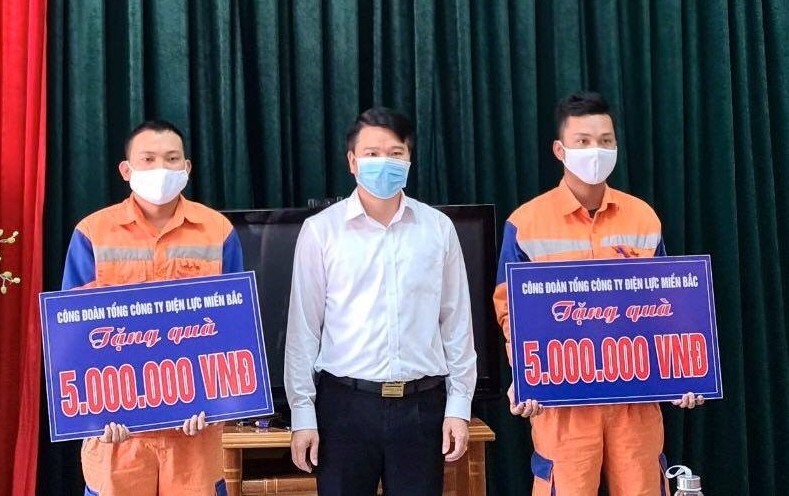 Chủ tịch Công đoàn EVNNPC Trịnh Quang Minh trao khen thưởng và tặng quà cho 2 công nhân Ma Ngọc Khánh, Ma Thế Anh. Ảnh: Tố Vân