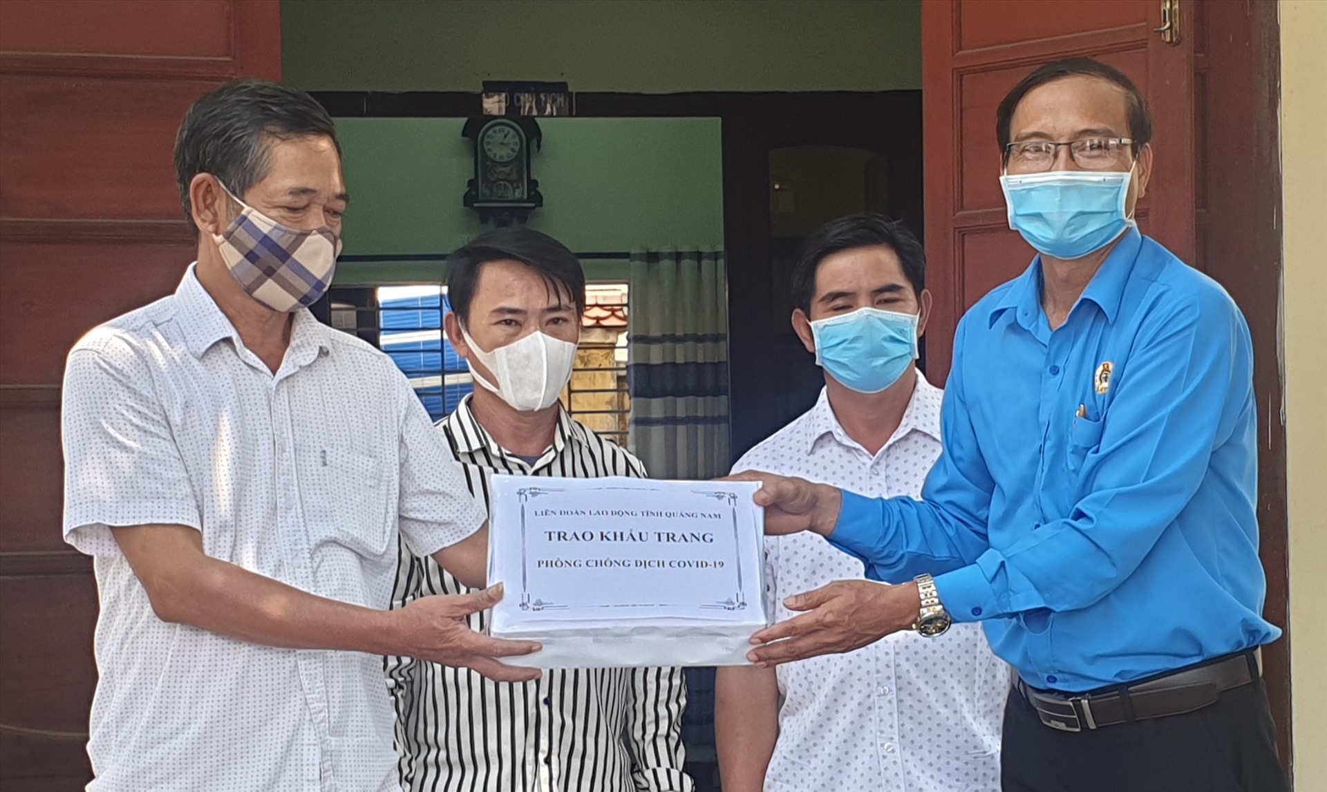 LĐLĐ tỉnh Quảng Nam trực tiếp trao tặng khẩu trang cho những NLĐ tự do trên địa bàn. Ảnh: Thanh Chung