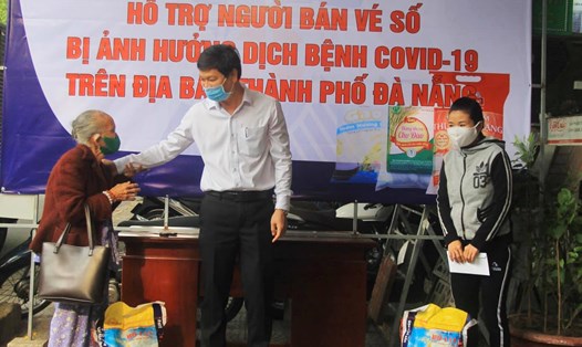Hơn 2.000 người bán vé số Đà Nẵng được tặng gạo, tiền hỗ trợ. Ảnh: Thành đoàn Đà Nẵng