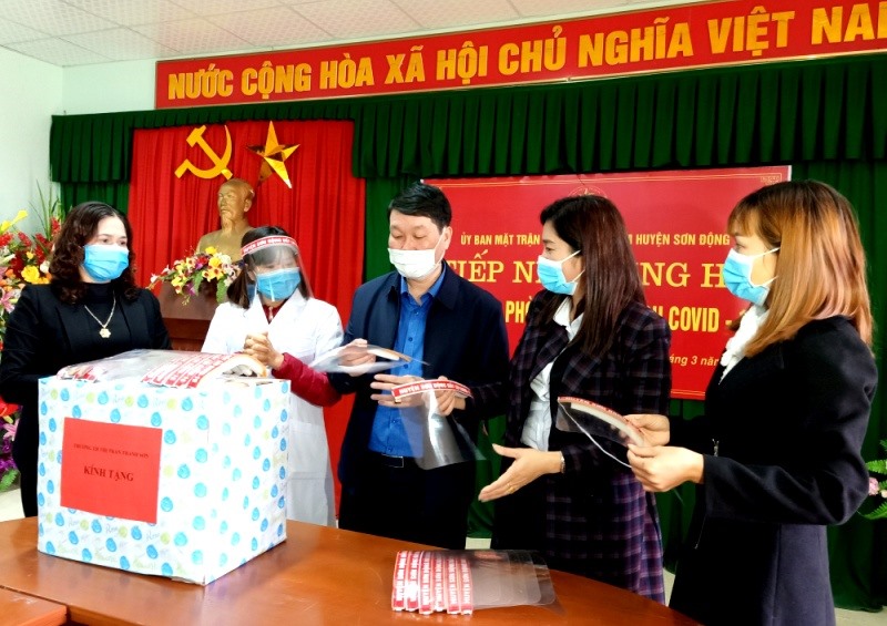 Ủy ban MTTQ huyện tiếp nhận mũ chắn giọt bắn của đoàn viên công đoàn trường Tiểu học Thanh Sơn. Ảnh: Trà My (Liên đoàn Lao động huyện Sơn Động, Bắc Giang).