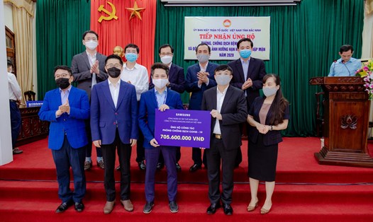 Đại diện Công đoàn Công ty Samsung Display Bắc Ninh trao hỗ trợ tới Uỷ ban Mặt trận tổ quốc tỉnh Bắc Ninh. Ảnh: Linh Diệu