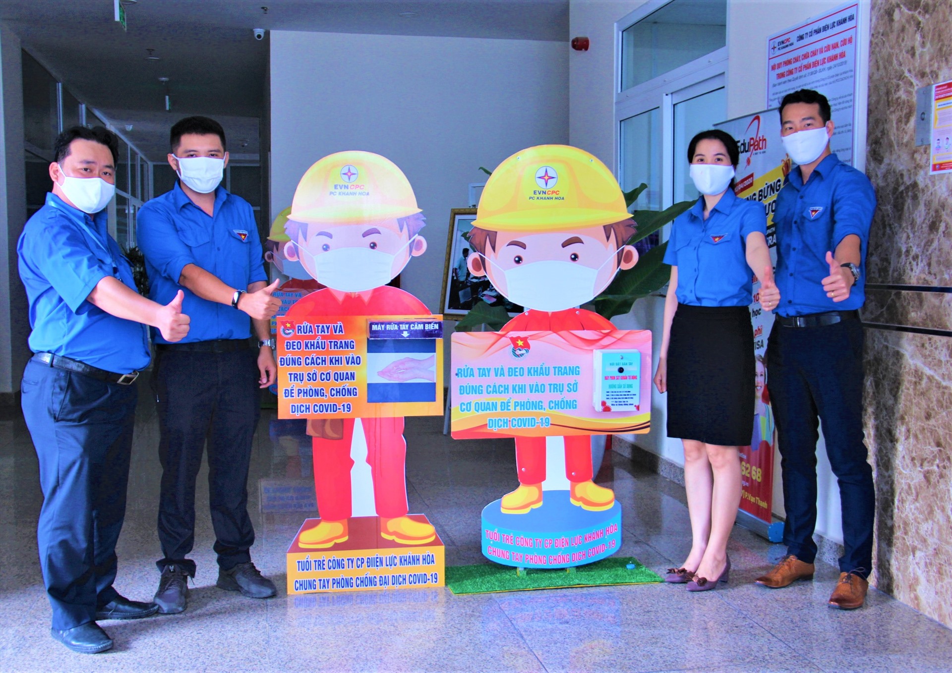 Sau 3 ngày các đoàn viên thanh niên PC Khánh Hòa sáng chế ra máy rửa tay sát khuẩn tự động phòng chống dịch COVID-19. Ảnh: A.Huy