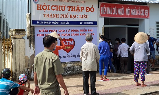 Người khó khăn nhận gạo tại ATM gạo ngày 17.4 tại Phường 5, Thành phố Bạc Liêu, tỉnh Bạc Liêu (ảnh Nhật Hồ)
