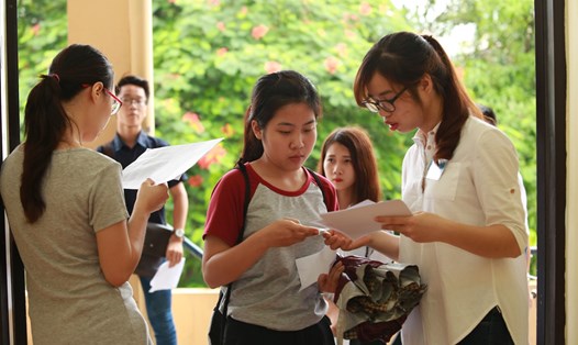 Thí sinh làm thủ tục dự thi để lấy kết quả tuyển sinh đại học. Ảnh: Hải Nguyễn