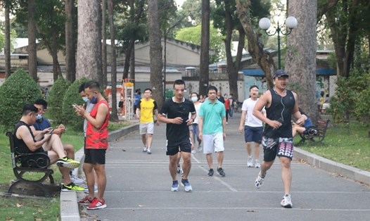 Nhiều người không đeo khẩu trang tập thể dục tại công viên Tao Đàn, quận 1, TPHCM. Ảnh: Chân Phúc