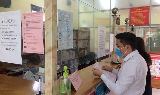 Công dân đến làm thủ tục hành chính tại bộ phận một cửa UBND phường Dương Nội, quận Hà Đông, Hà Nội (ảnh chụp lúc 10h55 ngày 17.4). Ảnh: Quế Chi