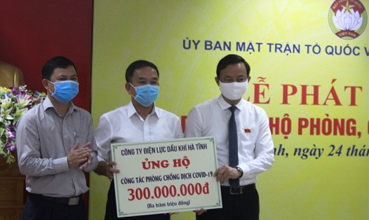 Doanh nghiệp ủng hộ chống dịch thông qua phát động của Ủy ban MTTQVN tỉnh Hà Tĩnh. Ảnh: Trần Tuấn