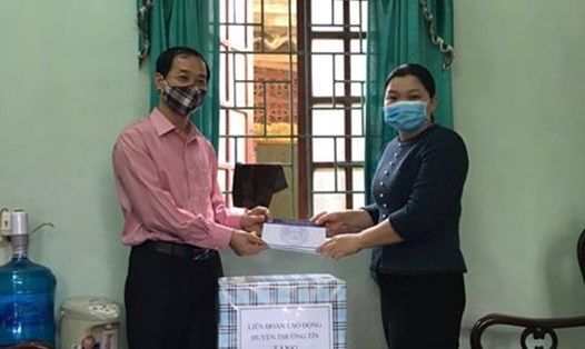 Chủ tịch LĐLĐ huyện Trịnh Thị Phương Thảo tặng quà cho đoàn viên, công nhân viên chức lao động. Ảnh: Thường Tín