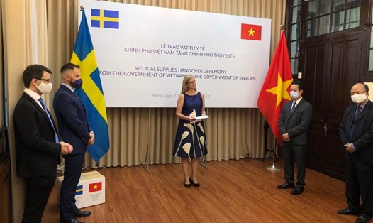 Đại sứ Ann Måwe tại lễ trao hàng hỗ trợ phòng chống dịch COVID-19 của Chính phủ và nhân dân Việt Nam gửi tặng Chính phủ và nhân dân Thụy Điển hôm 17.4. Ảnh: ĐSQ Thụy Điển tại Việt Nam.