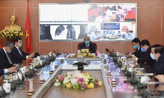 Thủ tướng Nguyễn Xuân Phúc tham dự Lễ khai trương Nền tảng hỗ trợ tư vấn khám, chữa bệnh từ xa và ứng dụng Bluezone bảo vệ cộng đồng, phòng chống COVID-19. Ảnh VGP/Quang Hiếu