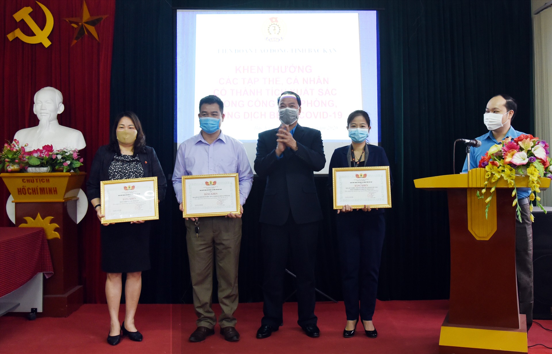 Đồng chí Đinh Quang Chúc - Phó Chủ tịch LĐLĐ tỉnh trao Bằng khen cho 3 tập thể. Ảnh: Ngọc Liêm
