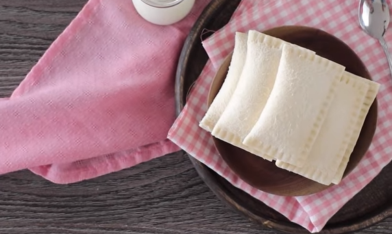 Bánh sữa chua là món ăn vặt đang gây bão cộng đồng mạng. Ảnh cắt từ clip