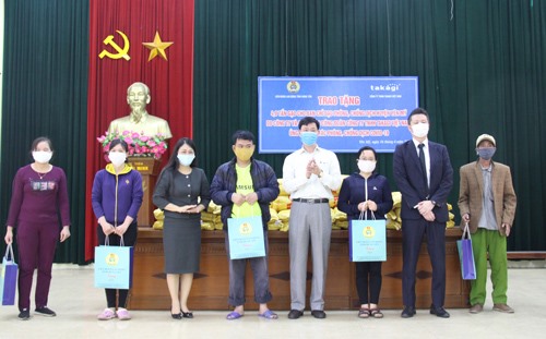 Lãnh đạo LĐLĐ tỉnh Hưng Yên trao gạo tới các hộ dân. Ảnh: Thu Nguyệt