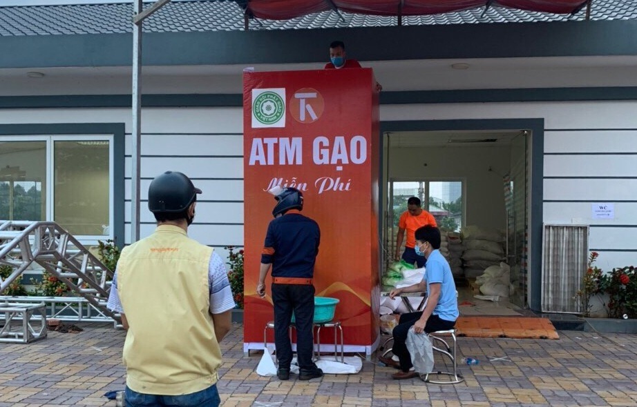 Người lao động nhận gạo miễn phí tại cây ATM gạo. Ảnh: Ngọc An