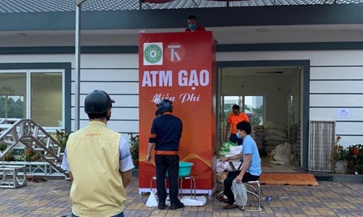 Người lao động nhận gạo miễn phí tại cây ATM gạo. Ảnh: Ngọc An