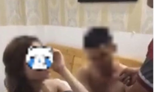 Hình ảnh đôi nam nữ bán khỏa thân được đưa lên mạng xã hội kèm bài "tố" một cán bộ cảnh sát giao thông TP Nha Trang. Ảnh chụp màn hình