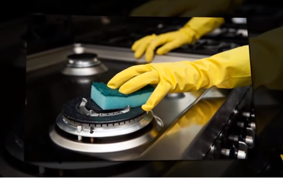 Vệ sinh kiềng bếp ga. Ảnh cắt từ clip