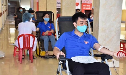 Đoàn viên thanh niên Hà Tĩnh tham gia hiến máu vào sáng ngày 18.4. Ảnh: Tỉnh Đoàn