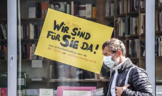 Một ghi chú trong một hiệu sách ở Frankfurt, Đức với dòng chữ "Wir Sind Fur Sie Da" (Chúng tôi ở đây vì bạn) khi đại dịch COVID-19 bùng phát. Ảnh: EPA