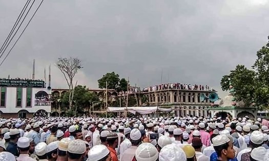 Hàng chục nghìn người đã tham dự lễ tang một nhà truyền giáo ở Bangladesh ngày 18.4. Ảnh: ST