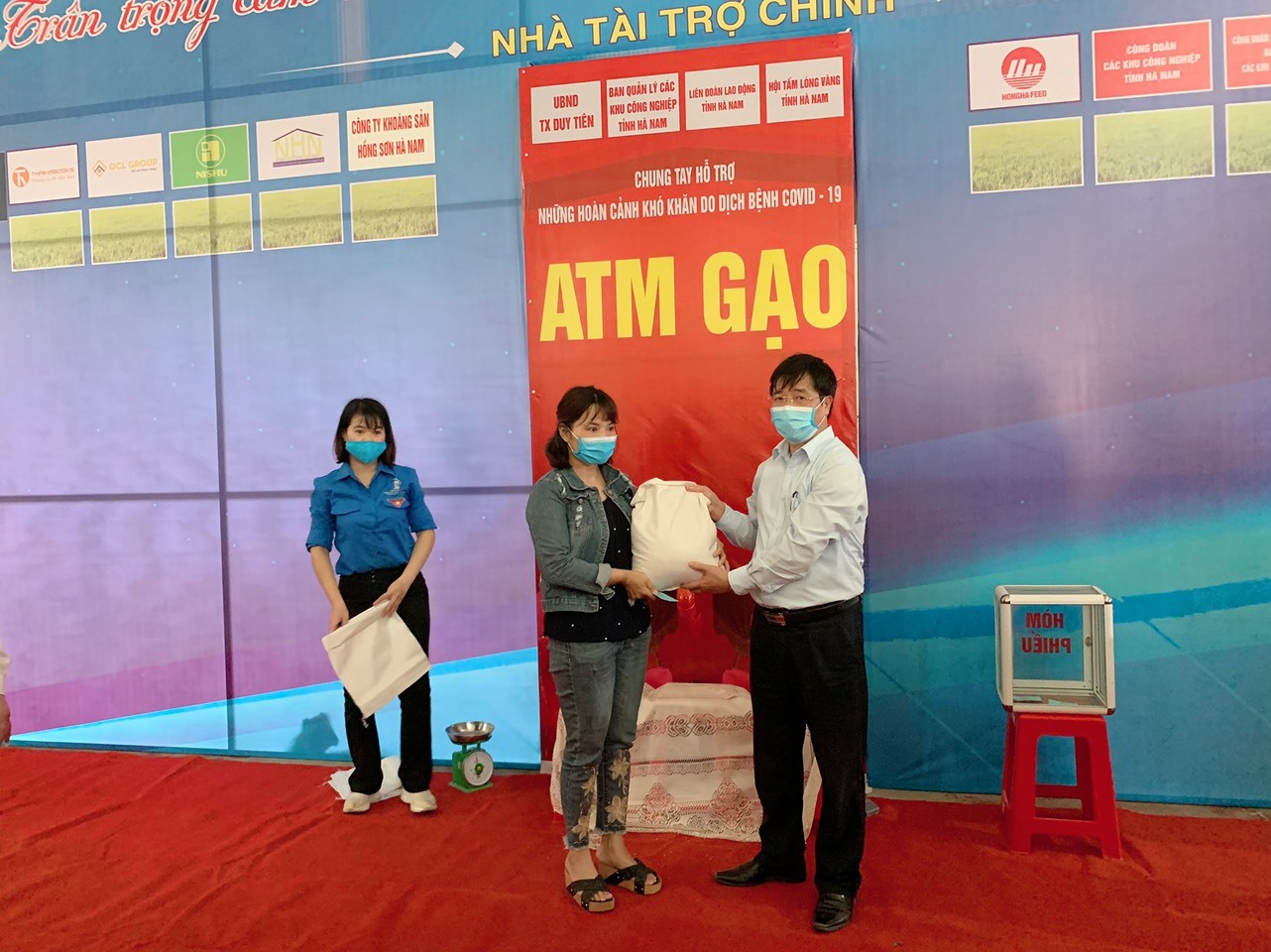 Đồng chí Trịnh Văn Bừng - Uỷ viên Ban chấp hành Tổng Liên đoàn lao động Việt Nam - Tỉnh uỷ viên - Chủ tịch Liên đoàn Lao động tỉnh Hà Nam trao gạo cho công nhân. Ảnh: Thu Lệ.