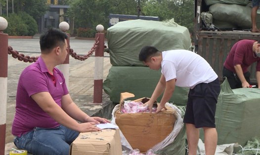 Hơn 1000 thùng hàng không rõ nguồn gốc, chứng từ bị thu giữ khi đang được vận chuyển tới tỉnh Nam Định. Ảnh Khánh Linh