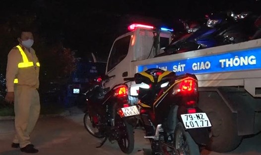 Công an huyện Khánh Vĩnh thu giữ 8 xe mô tô đã được các đối tượng "độ" lại để thực hiện đua xe tối 18.4. Ảnh: Mã Phương