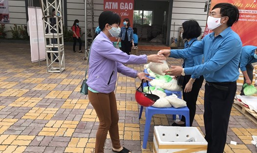 Cán bộ công đoàn tỉnh Bắc Ninh phát gạo miễn phí cho người lao động khó khăn. Ảnh: Bảo Hân