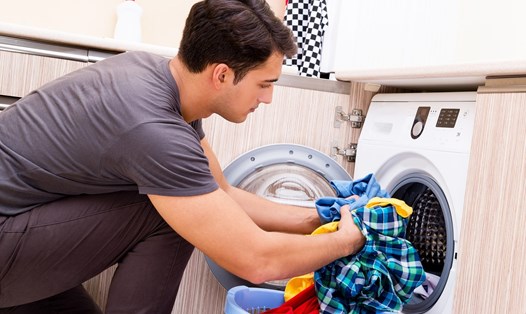 Giặt quần áo đúng cách để phòng lây nhiễm COVID-19. Ảnh: Shutterstock
