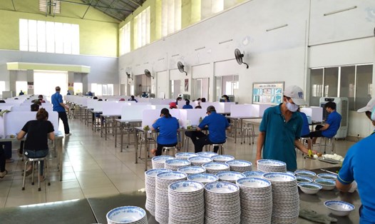 Vách ngăn tại bàn ăn, ngăn ngừa lây lan ở khu vực nhà ăn của Tổng Công ty Việt Thắng. Ảnh: V.Thắng