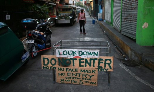 Một rào chắn ở thủ đô Manila trong đợt phong toả do COVID-19. Ảnh: Reuters