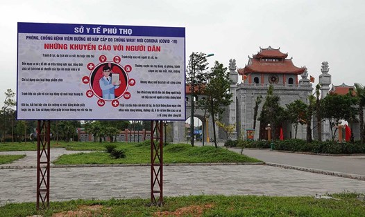 Áp phích tuyên truyền phòng chống, dịch COVID-19 tại khu vực khu di tích lịch sử Đền Hùng (Phú Thọ). Ảnh Giang Ngân