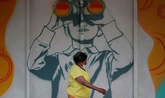 Một phụ nữ đeo khẩu trang ở thủ đô Brazil. Ảnh: Reuters.