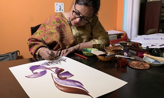 Chân dung nữ thư pháp nổi tiếng Ấn Độ - Qamar Dagar - sáng tạo giao thoa thư pháp truyền thống và hình ảnh hiện đại. Ảnh: CNN
