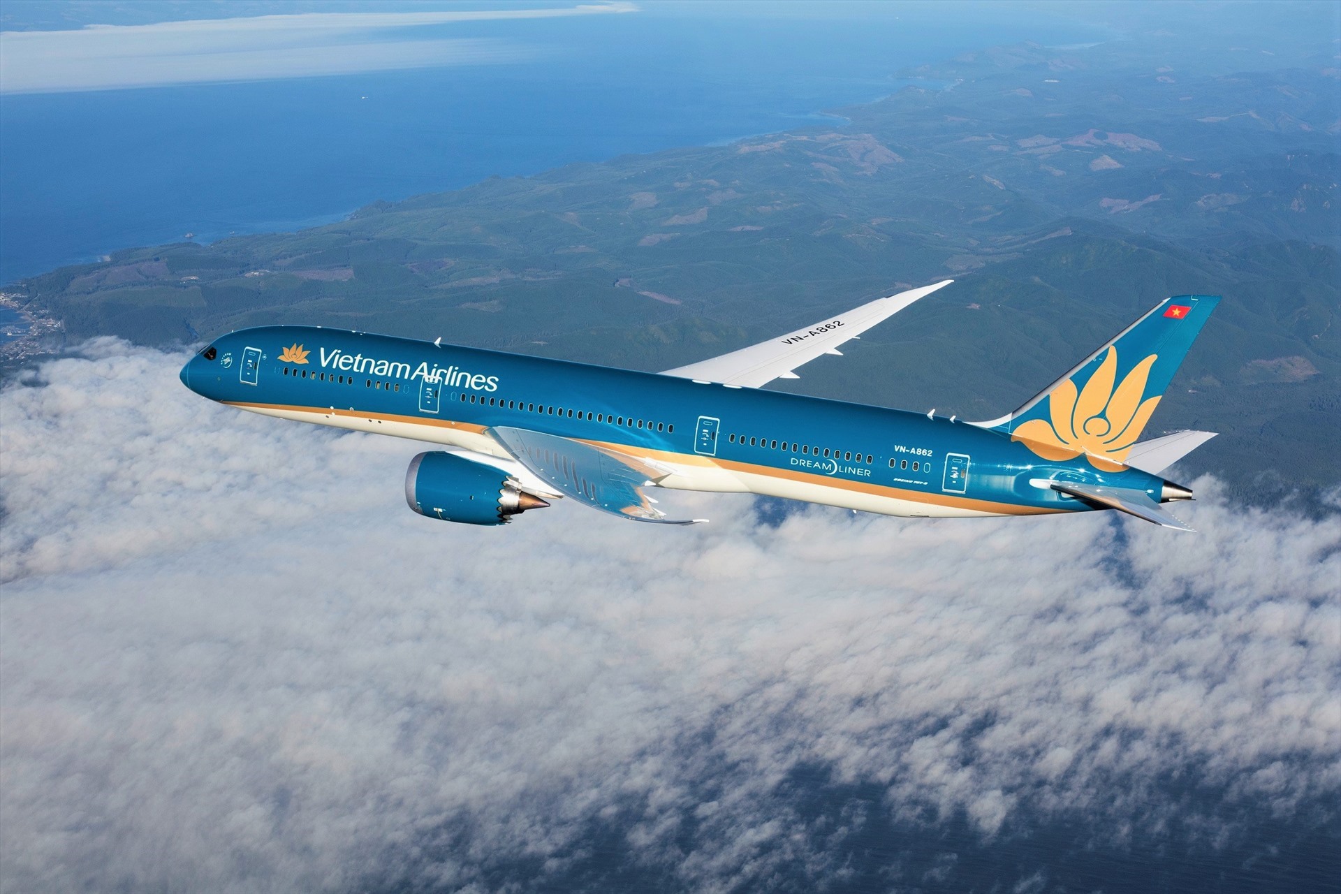 Trên 50% người lao động của Vietnam Airlines phải tạm ngừng việc.