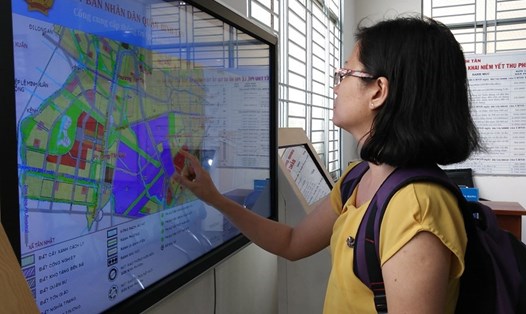 Người dân tra cứu thông tin qua dịch vụ công trực tuyến tại UBND quận Bình Tân Ảnh: M.Q