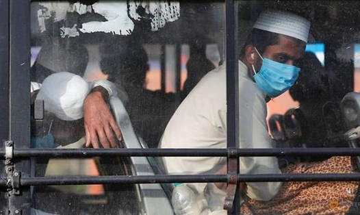Những người được đưa tới cơ sở cách ly ở New Delhi, Ấn Độ. Ảnh: Reuters.