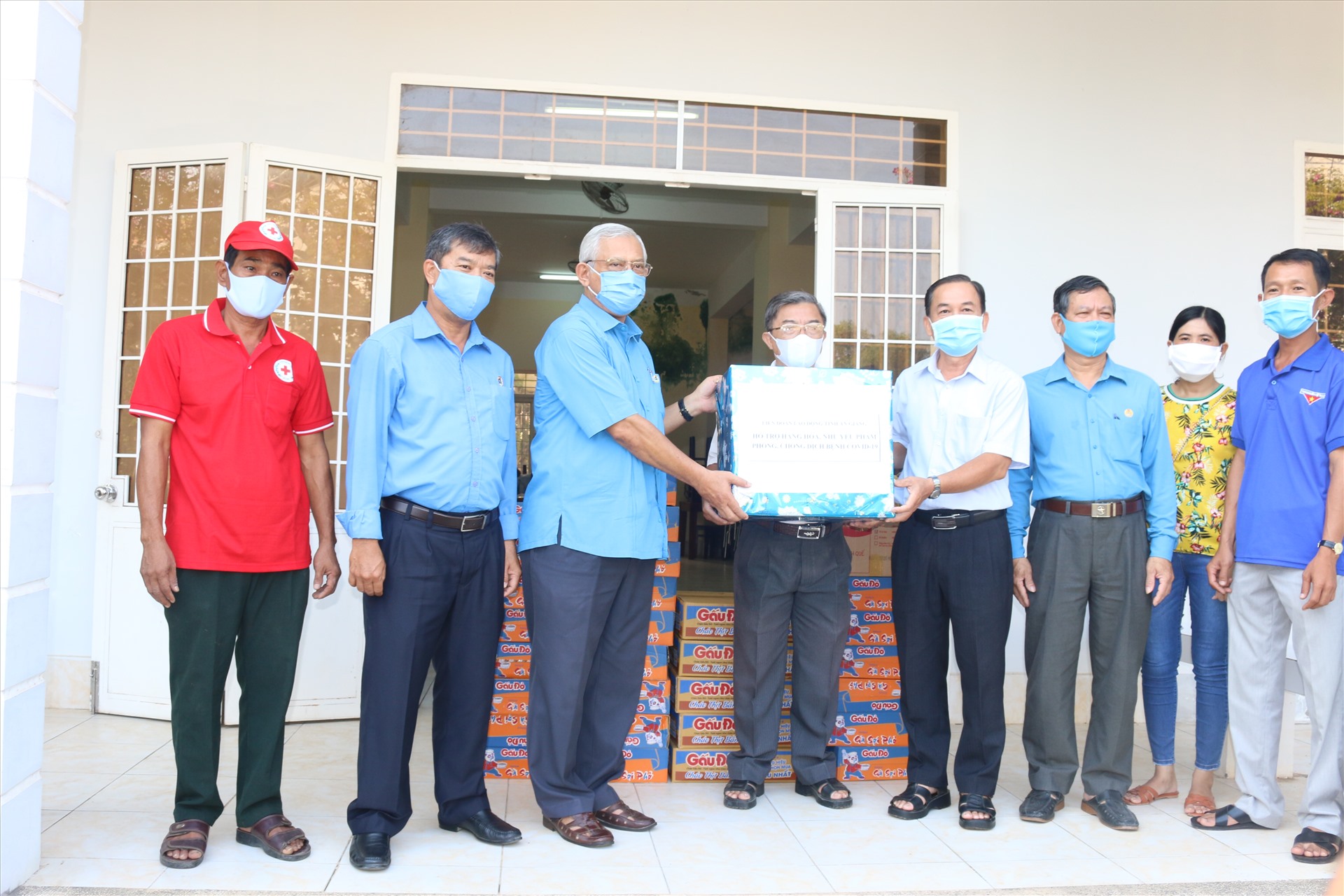 Chủ tịch LĐLĐ tỉnh Nguyễn Thiện Phú tặng khẩu trang, nước rửa tay và hàng hóa nhu yếu phẩm cho khu vực cách ly y tế tập trung thông qua đại diện Ban chỉ đạo PC dịch bệnh tại TP Châu Đốc. Ảnh: Tuyết Như