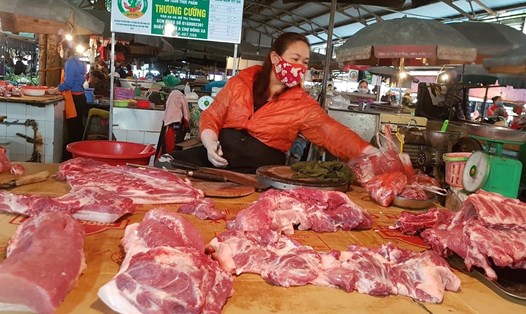 Giá thịt lợn bán lẻ trên thị trường hiện vẫn rất cao. Ảnh: Kh.V