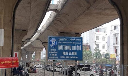 Một điểm trông giữ xe dưới gầm cầu tại Hà Nội. Ảnh GT