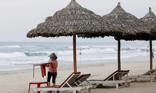 Bãi biển Đà Nẵng vắng hoe trong mùa dịch COVID -19
