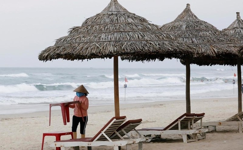 Bãi biển Đà Nẵng vắng hoe trong mùa dịch COVID -19