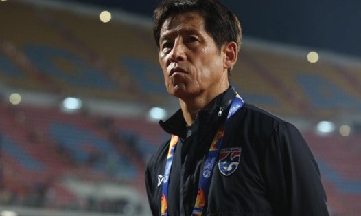 HLV Akira Nishino của tuyển Thái Lan tự nguyện giảm 50% lương hàng tháng để san sẻ gánh nặng tài chính cho Liên đoàn bóng đá Thái Lan. Ảnh: Bangkok Post