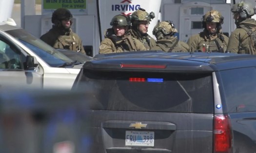 Cảnh sát bắt nghi phạm tại trạm xăng. Ảnh: Canadian Press
