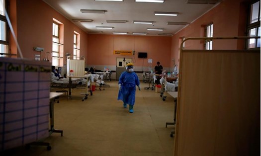 Khu vực dành cho bệnh nhân được chẩn đoán mắc bệnh ở bệnh viện Quốc gia Dos de Mayo, ở Lima, Peru, ngày 16.4. Ảnh: Reuters